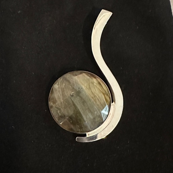 Modern Labradorite Pendant set in Sterling Silver by Jay King - Picture 2 of 9